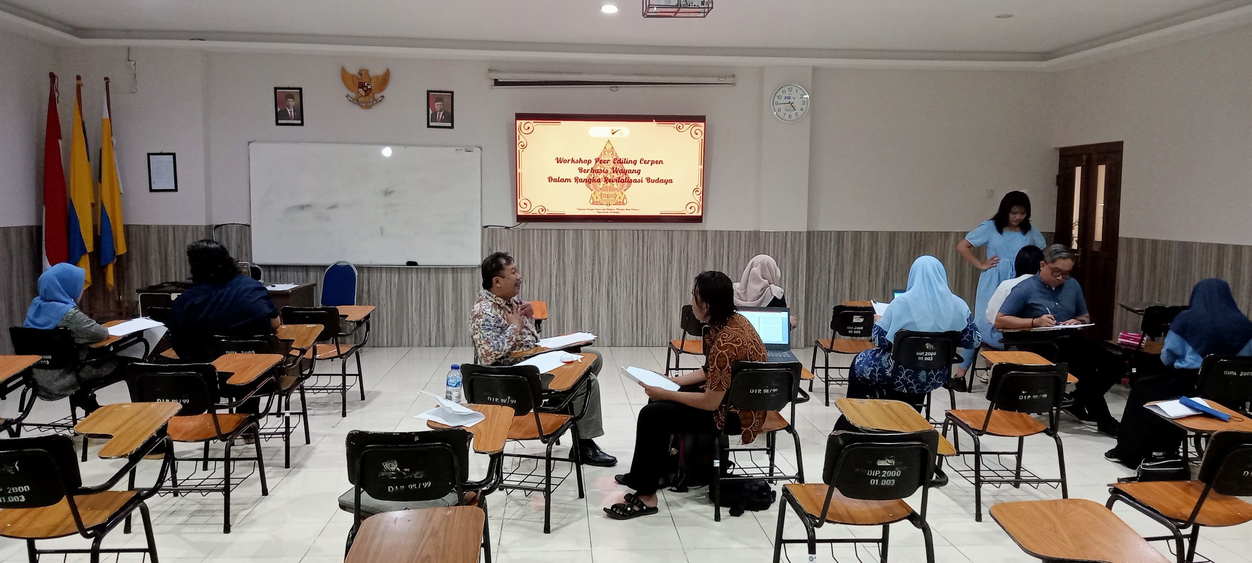 FIB UNAIR and Wayang Sarip Literary Community Hold Peer Editing Workshop