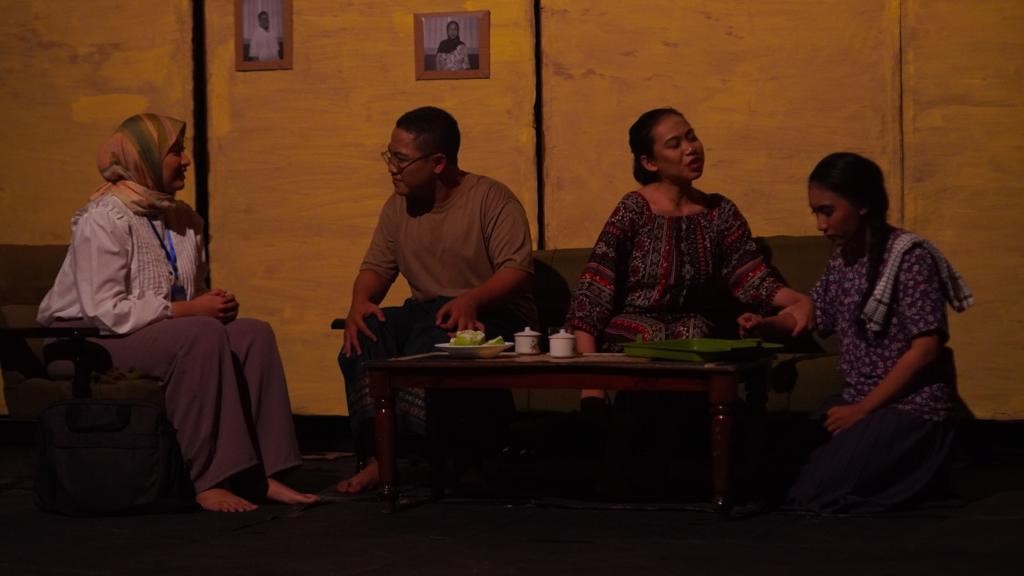 Gapus Theater Surabaya Performs Dag Dig Dug Drama Script