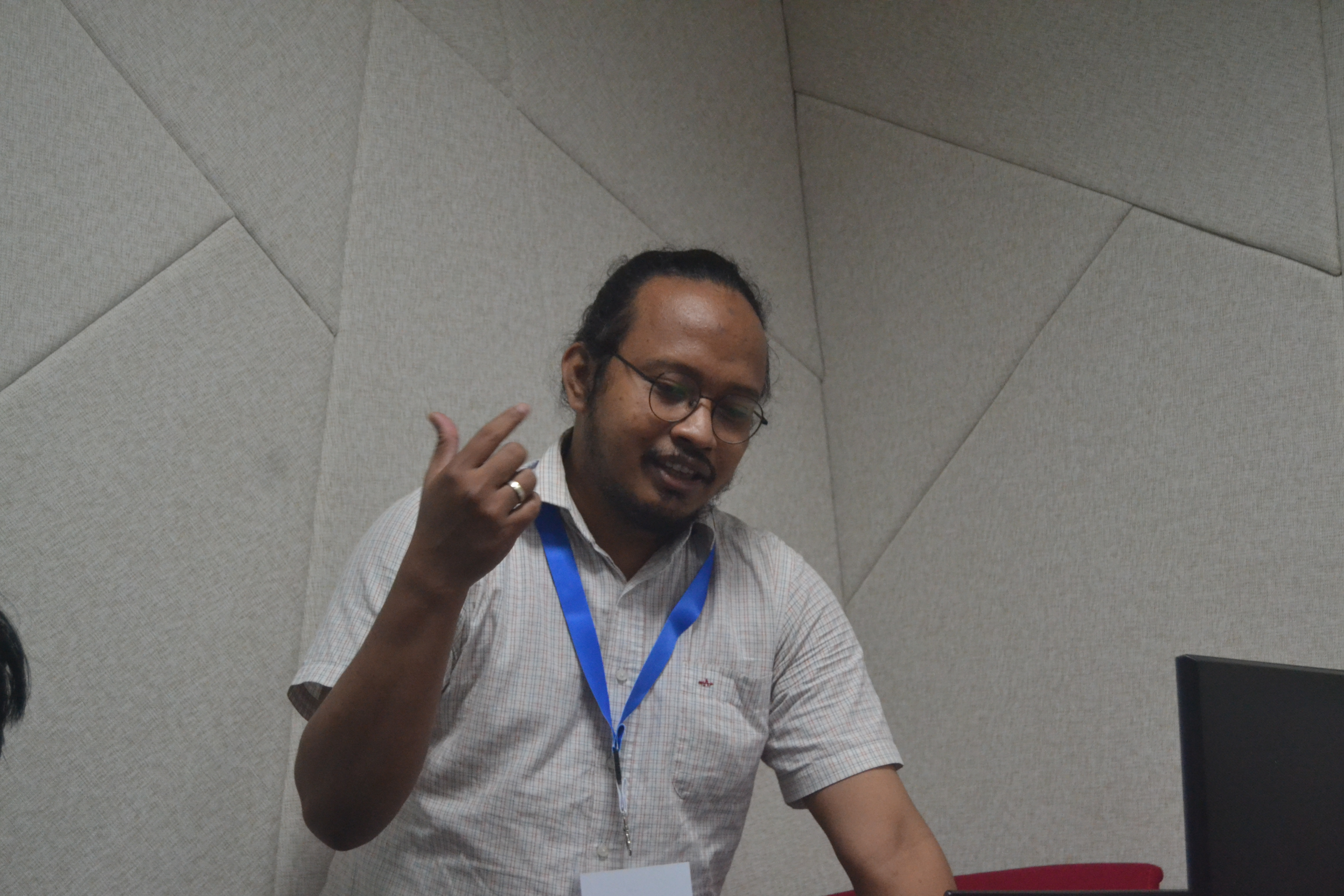 FIB UNAIR Lecturer Becomes Presenter on ICAS 13 Kawi Culture Panel