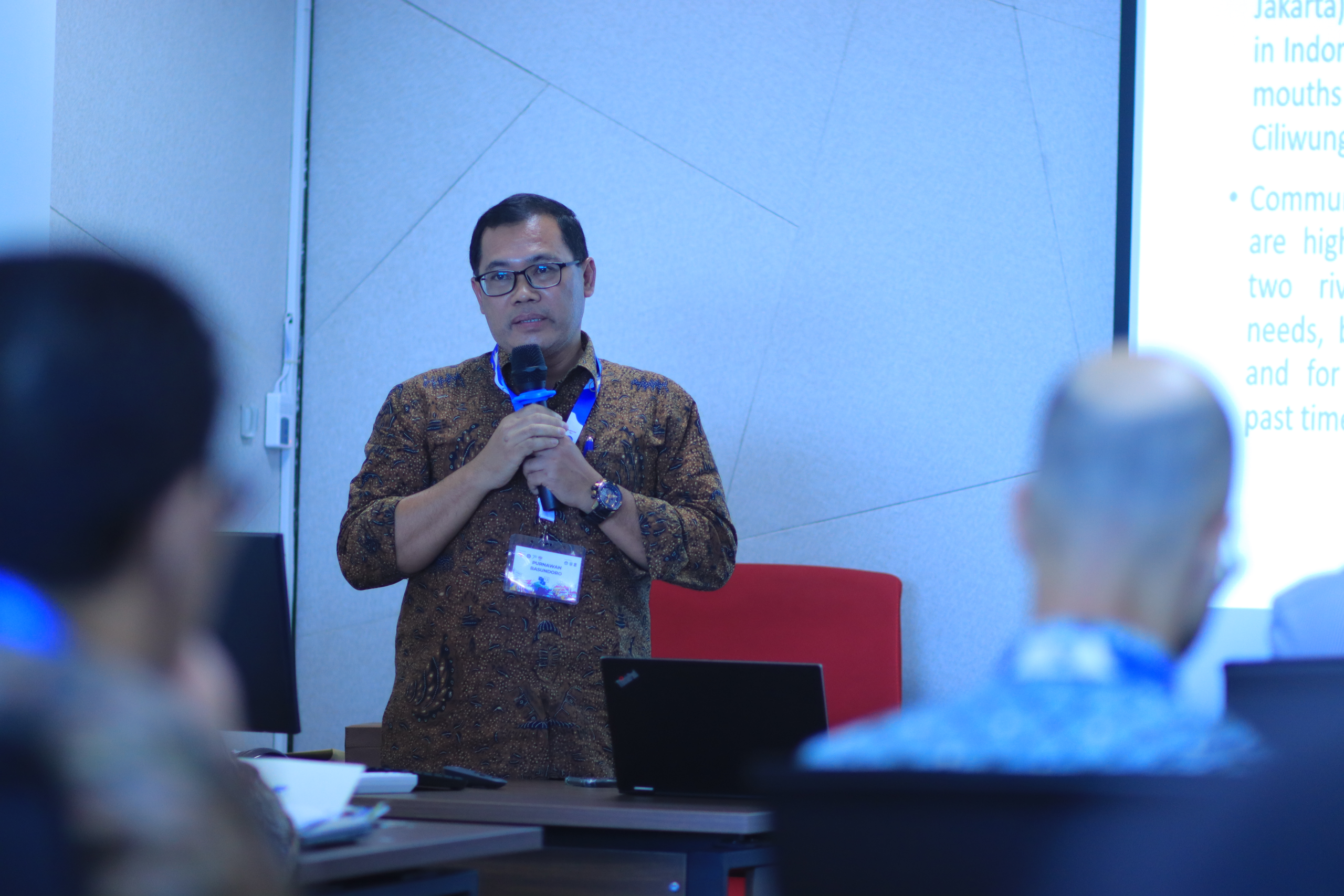 Dean of FIB UNAIR Discusses Urban Water Management in Indonesia