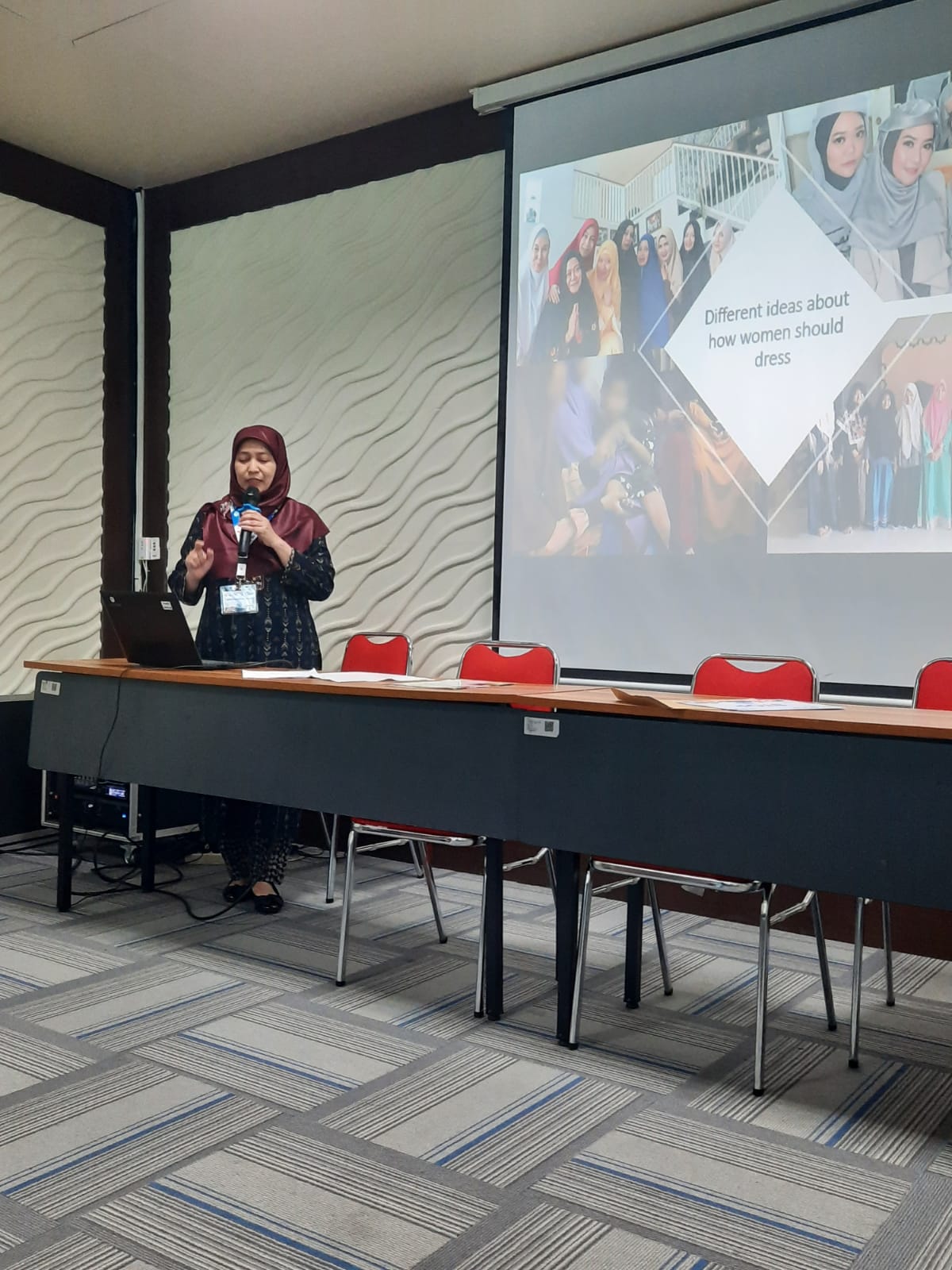 FIB UNAIR lecturer practices wearing hijab at ICAS 13